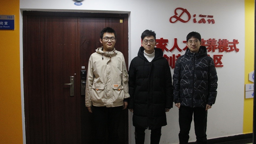图8 团队三位参赛队员合照，从左至右分别为董瑞华、刘存扬、金泽铭.jpg